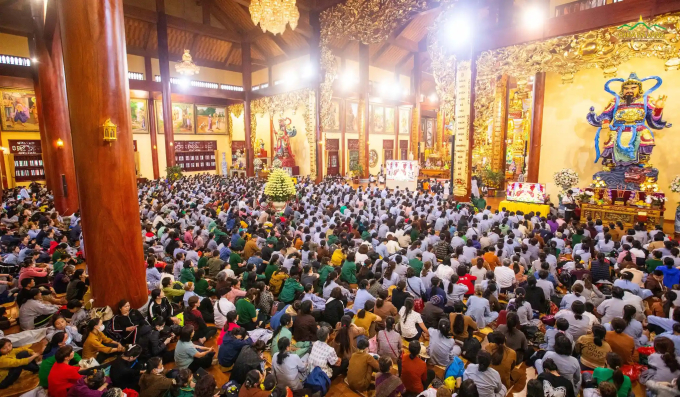 Quý Phật tử và Nhân dân tham gia thời khóa thính Pháp tại Chính điện chùa Ba Vàng