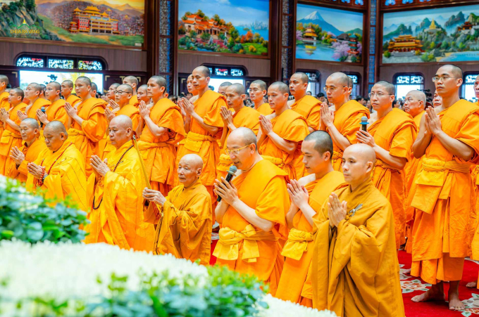 Trong không khí trang nghiêm tại ngôi Đại giảng đường, chư Hòa thượng, Thượng tọa cùng Đại đức Tăng Ni niêm hương bạch Phật cầu gia hộ cho buổi lễ thế phát xuất gia được thập phần viên mãn