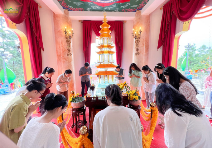 Các bạn trẻ cung kính đảnh lễ trước tháp thờ Xá Lợi Phật (Hình ảnh năm 2023)