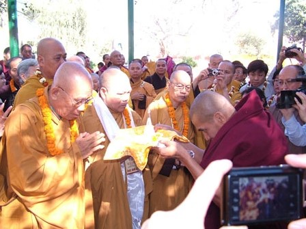 Phó chủ tịch hội Phật giáo thế giới trang trọng trao Xá lợi Phật Thích Ca cho đoàn Việt Nam (Hình ảnh năm 2010)