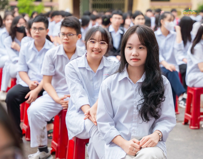 Các em học sinh trang nghiêm lắng nghe Thầy Thích Trúc Thái Minh chia sẻ