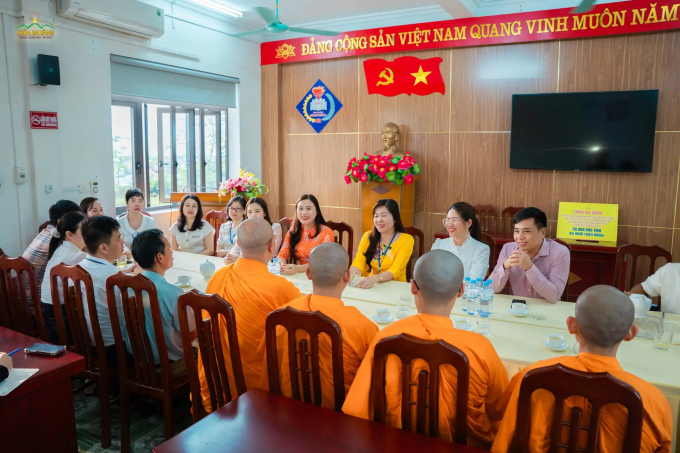 Các thầy cô giáo trường THCS Nguyễn Trãi hoan hỷ đón tiếp Thầy Thích Trúc Thái Minh cùng chư Tăng chùa Ba Vàng