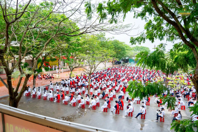 Khung cảnh buổi chào cờ đầu tuần trường THCS Nguyễn Trãi, thành phố Uông Bí