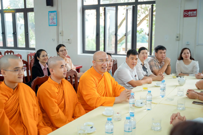 Thầy Thích Trúc Thái Minh có buổi trò chuyện cùng các thầy cô giáo trường THCS Nguyễn Trãi