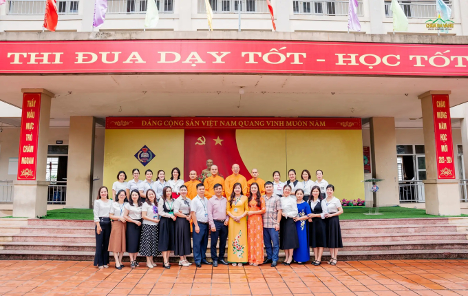Thầy Thích Trúc Thái Minh, chư Tăng chụp ảnh lưu niệm cùng các thầy cô giáo trường THCS Nguyễn Trãi