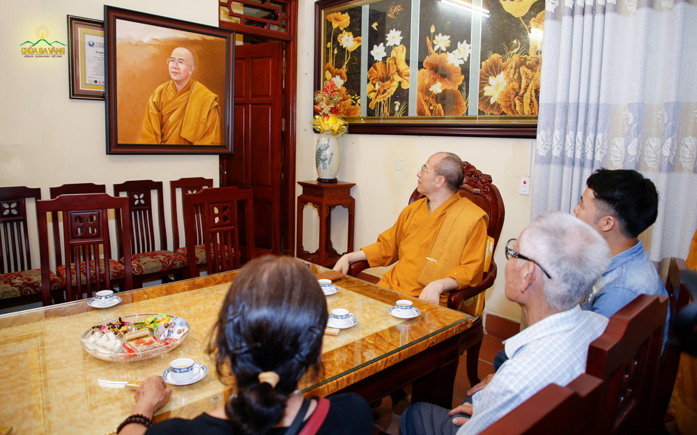 Bức tranh được trưng bày tại phòng khách chùa Ba Vàng