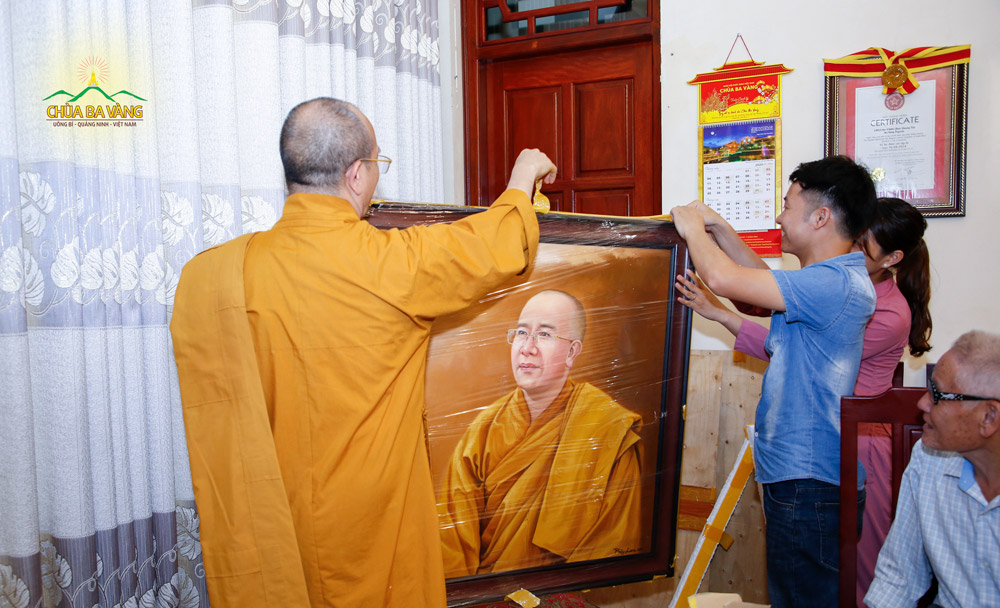 Sư Phụ đã tự tay mở bức tranh mà họa sĩ Phùng Lam sáng tác