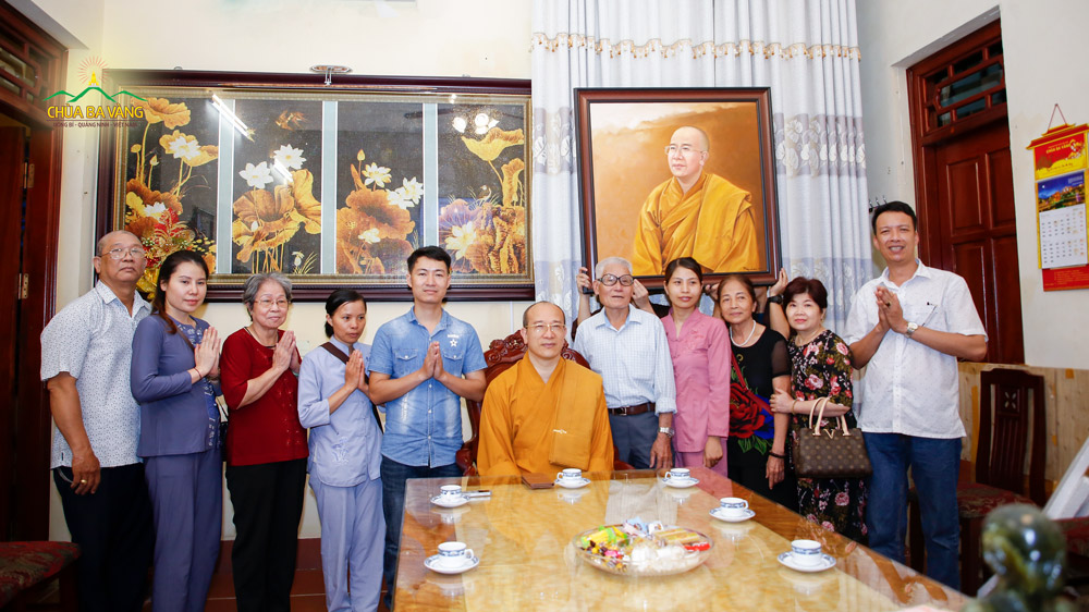 Các Phật tử đến từ tỉnh Thanh Hóa đã có duyên được về thăm chùa Ba Vàng ngày 22/5/2020 và chụp hình lưu niệm cùng Sư Phụ