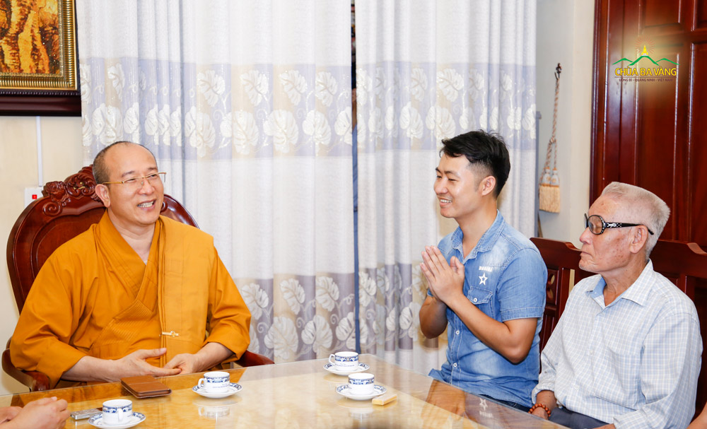 Phật tử Phùng Văn Lam được gặp Sư Phụ tại phòng khách chùa Ba Vàng