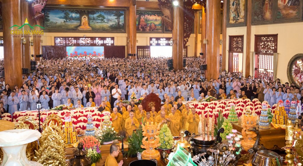 Chính điện chùa Ba Vàng ngày nay đã chật kín Phật tử vào các lễ và ngày tu học hàng tháng