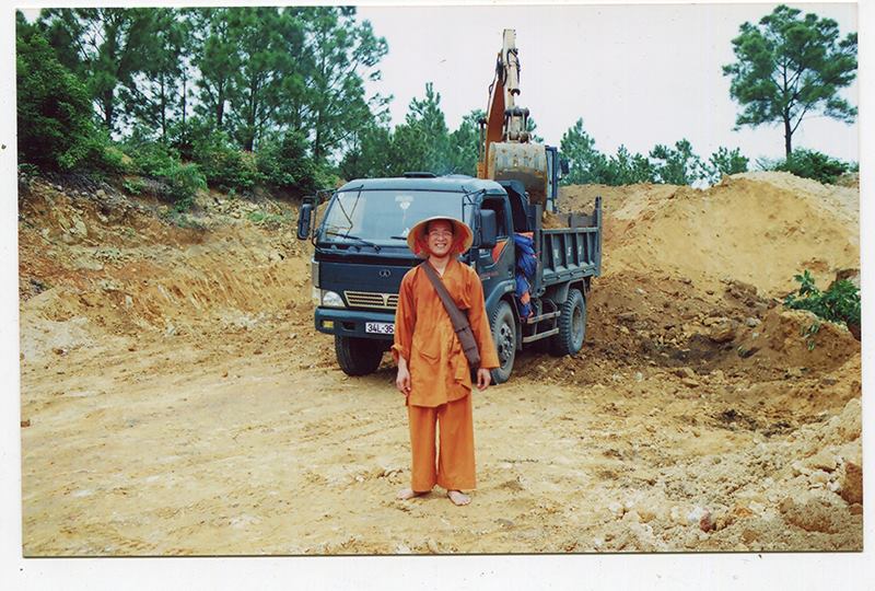 Thầy Thích Trúc Thái Minh những ngày xây dựng chùa.