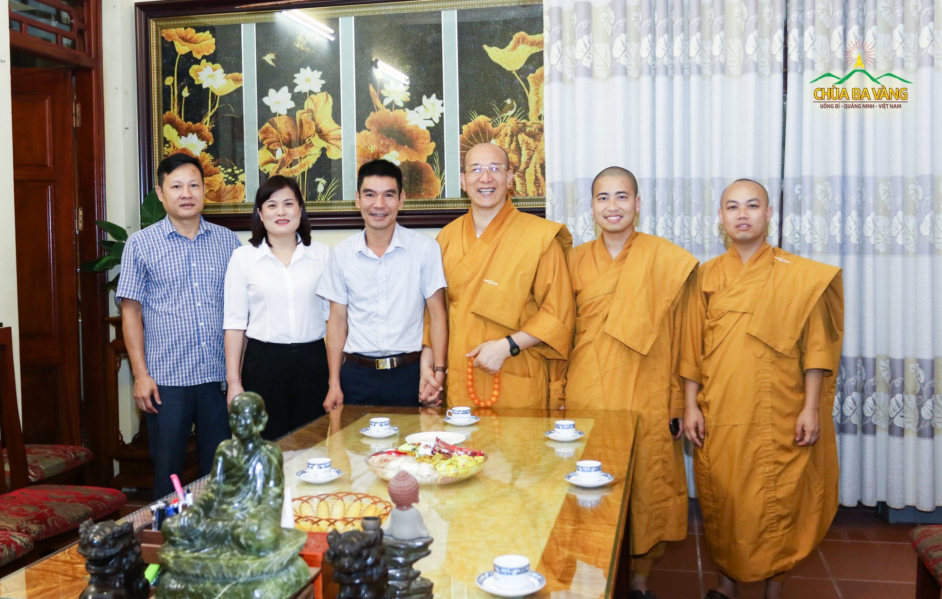 Đại diện lãnh đạo phường Thanh Sơn tới chùa Ba Vàng chúc mừng Phật đản