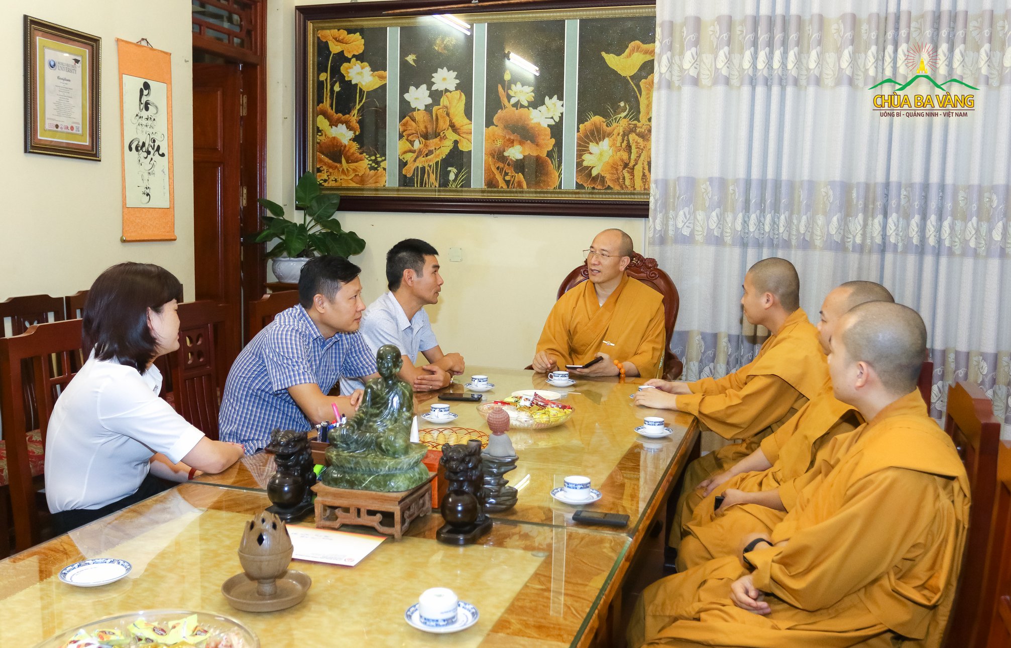 Đại diện lãnh đạo phường Thanh Sơn chúc mừng Phật đản tại chùa Ba Vàng.