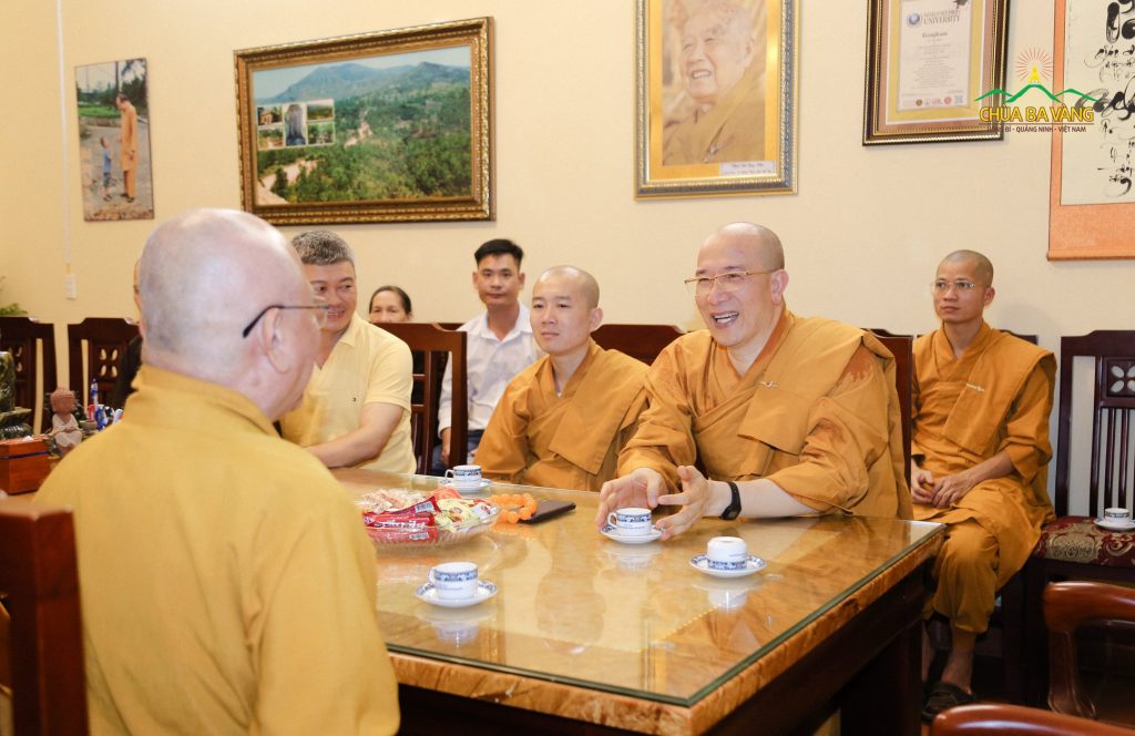 Tại buổi chia sẻ, Sư Phụ đã gửi lời vấn an sức khỏe của Hòa thượng và Tăng chúng chùa Phi Lai; đồng thời Sư Phụ cũng bày tỏ niềm xúc động khi chùa Ba Vàng nhận được sự cảm mến và quan tâm của Hòa thượng