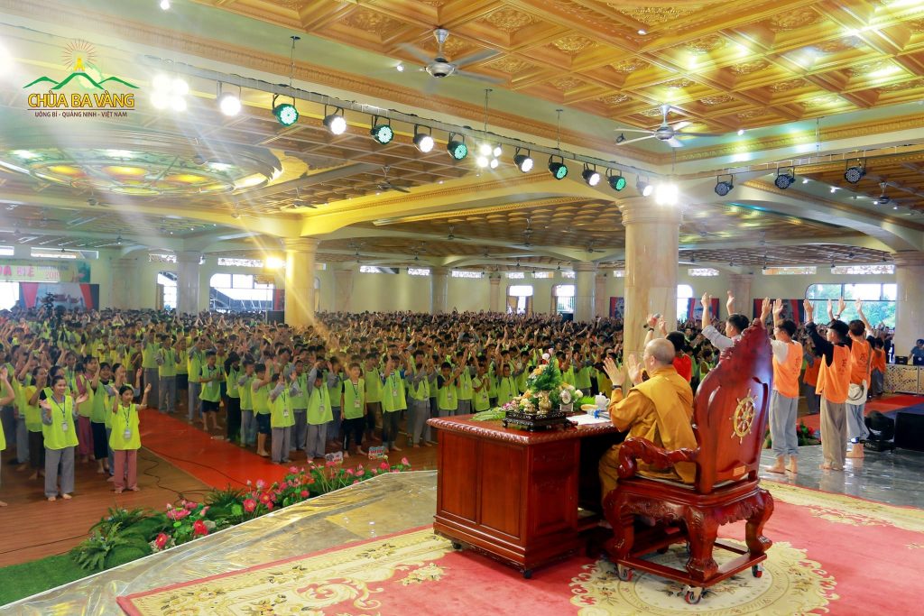 Thầy Thích Trúc Thái Minh và các bạn khóa sinh trong khóa tu mùa hè chùa ba vàng năm 2019