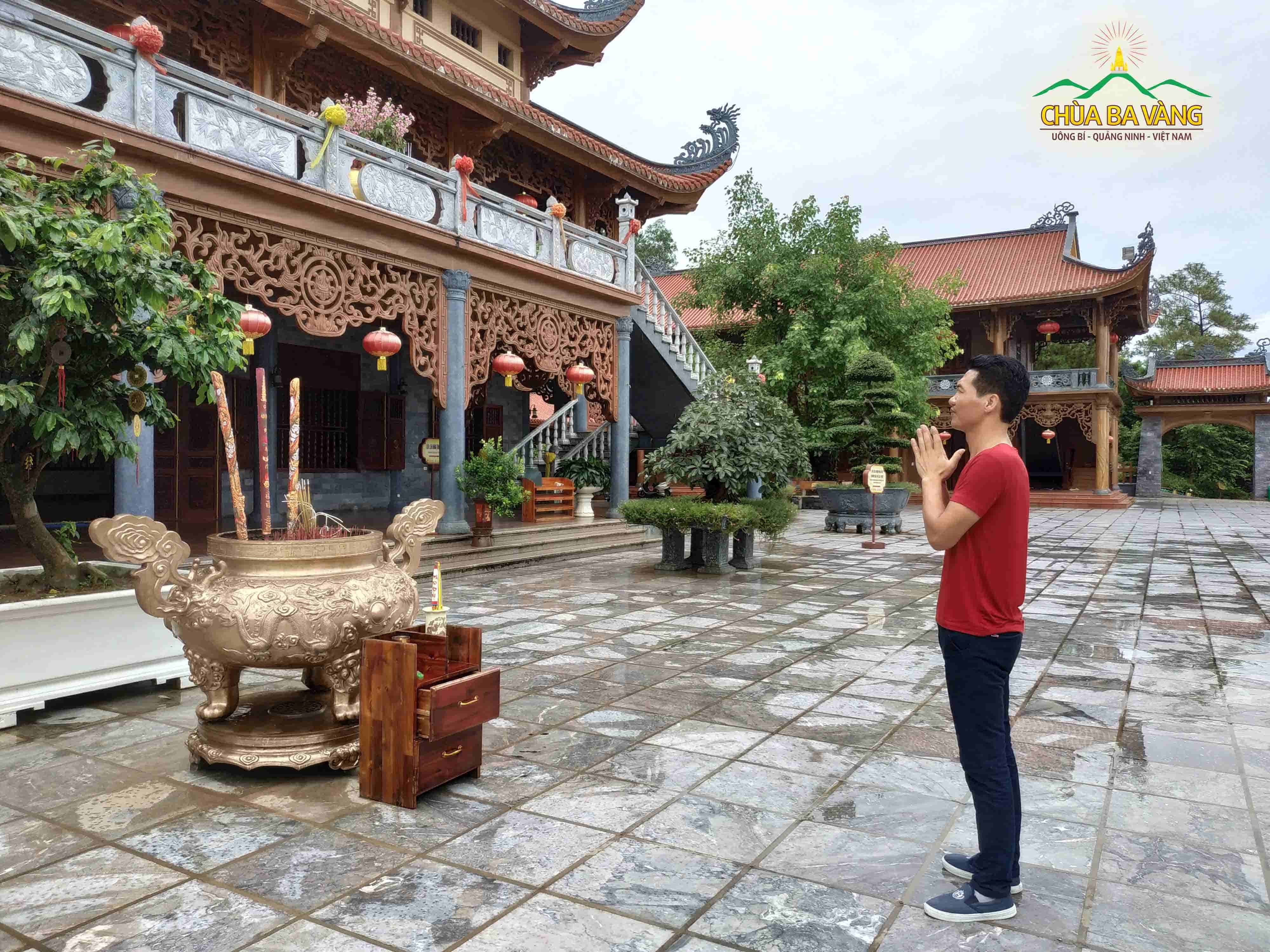 Chú Lê Văn Tuyến thăm quan nhà thờ tổ tại chùa Ba Vàng