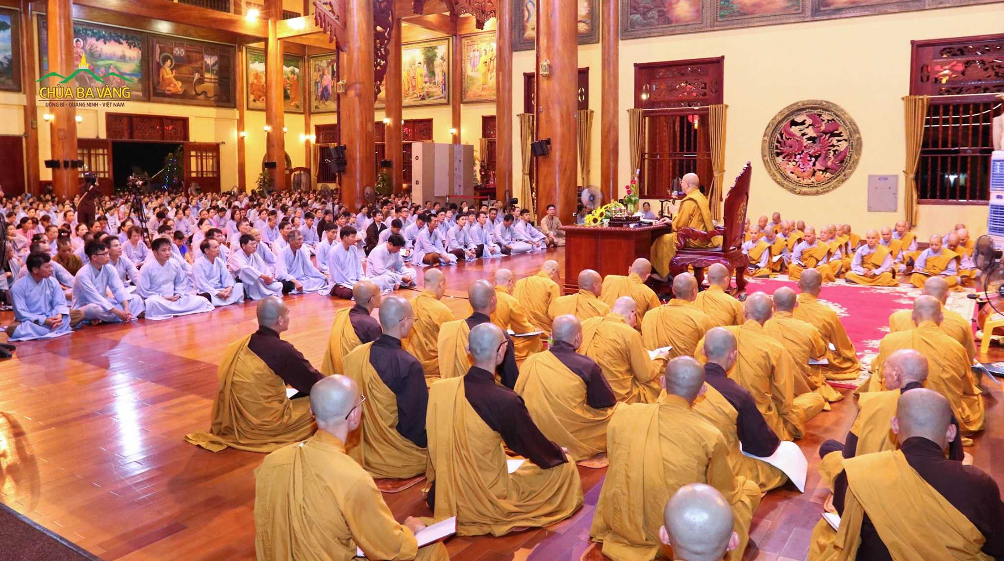 Tứ chúng chùa Ba Vàng trang nghiêm ngồi nghe Thầy Thích Trúc Thái Minh giảng Pháp