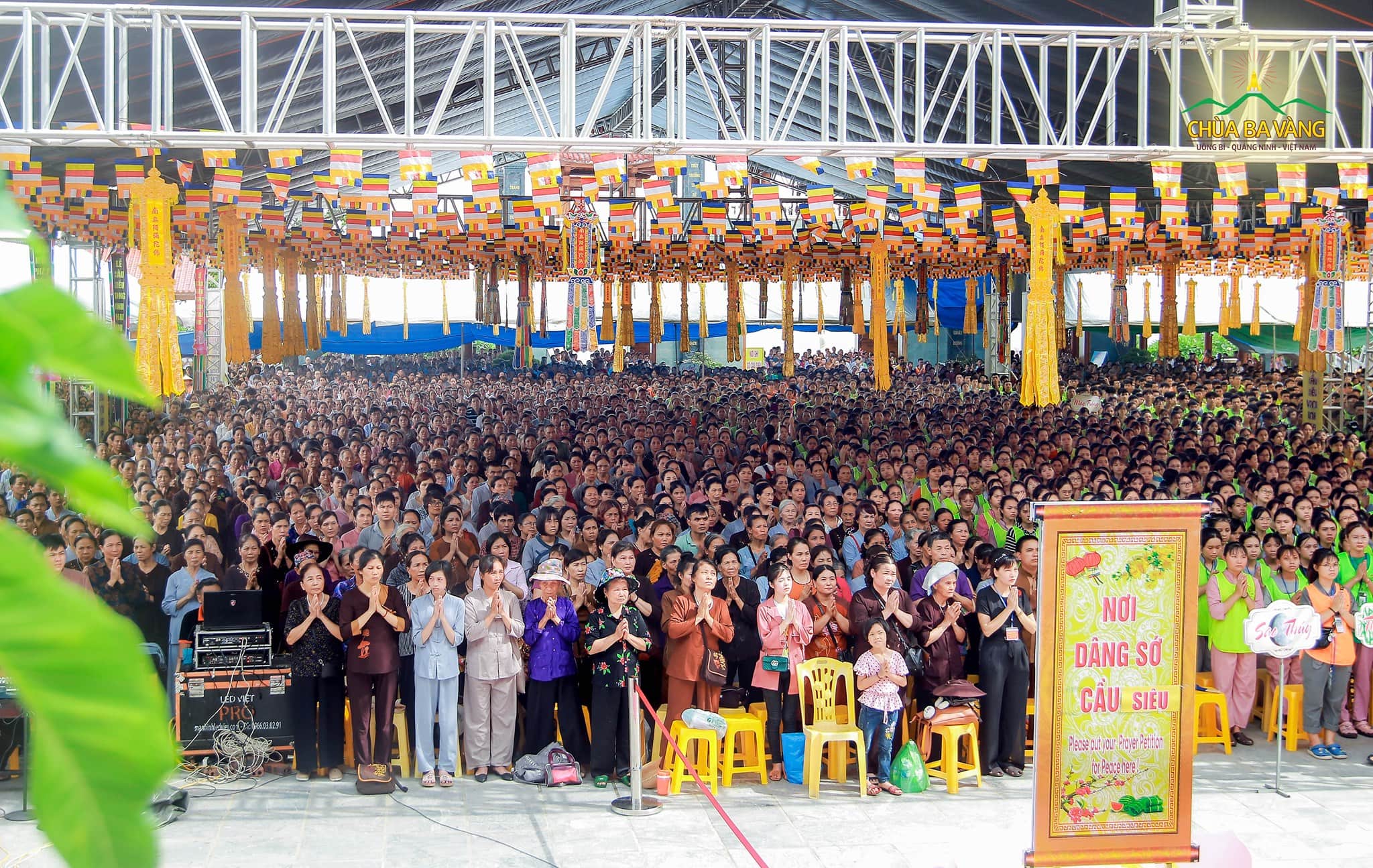 Hơn 25 ngàn người trên khắp mọi miền tổ quốc đã về tham gia lễ Phát Tâm Bồ Đề tại chùa Ba Vàng ngày 19/6