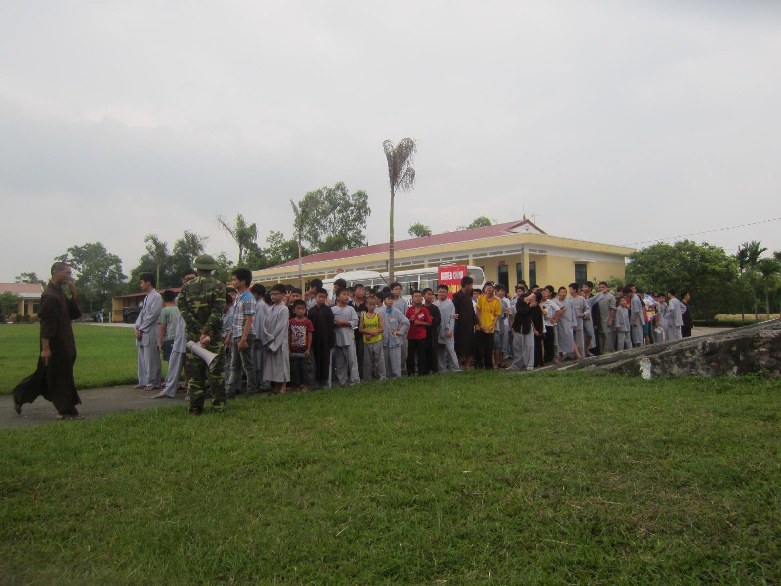 Các bạn khóa sinh được các Thầy dẫn đi thăm doanh trại quân trong Khóa tu mùa hè lần 2 tại chùa Ba Vàng