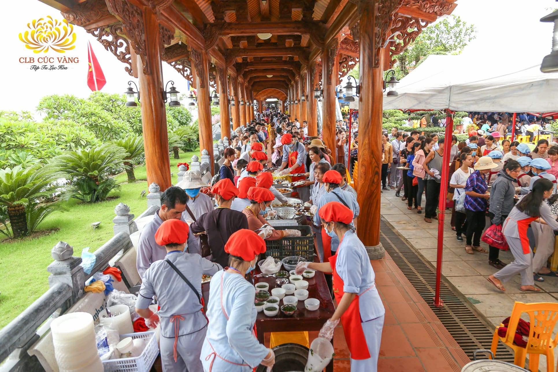 Các suất cơm chay miễn phí được chuẩn bị chu đáo để phục vụ cho nhân dân, Phật tử về chùa tham dự đại lễ ngày 19/6