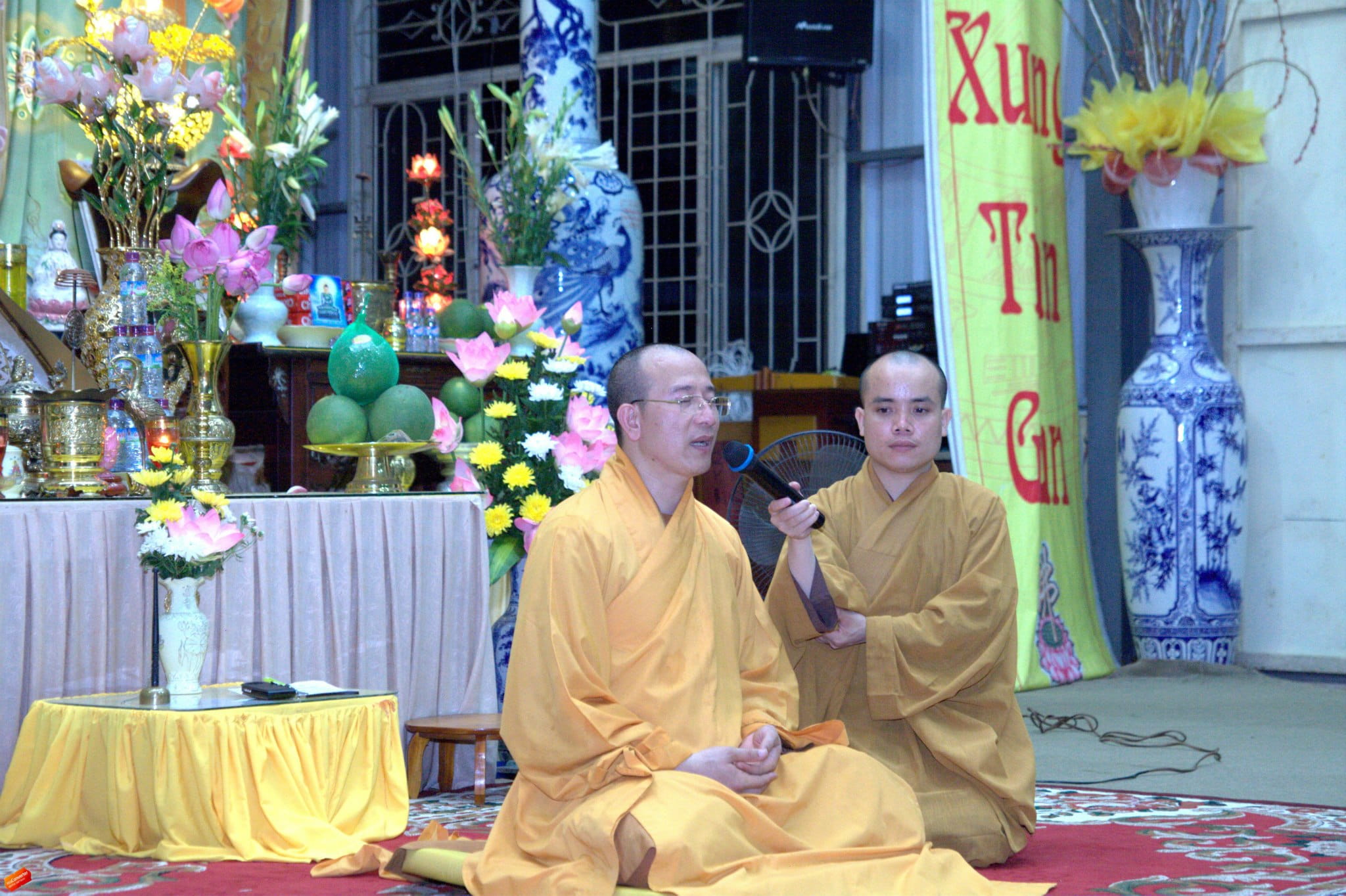 Thầy Thích Trúc Thái Minh hướng dẫn các bạn khóa sinh tọa thiền trong khóa tu mùa hè chùa Ba Vàng năm 2012