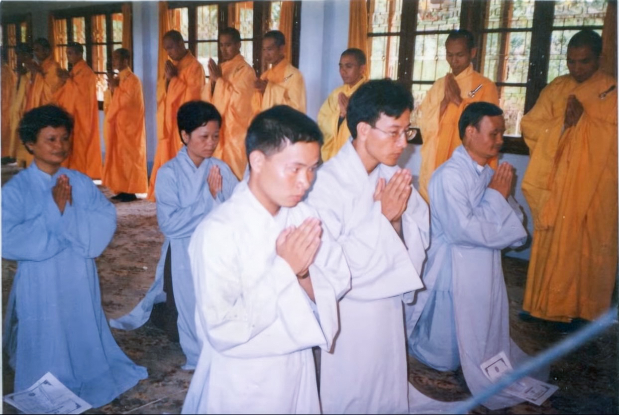 Thầy Thích Trúc Thái Minh phát tâm Bồ đề dưới sự chứng minh của chư Tăng tại Thiền viện Trúc Lâm Đà Lạt