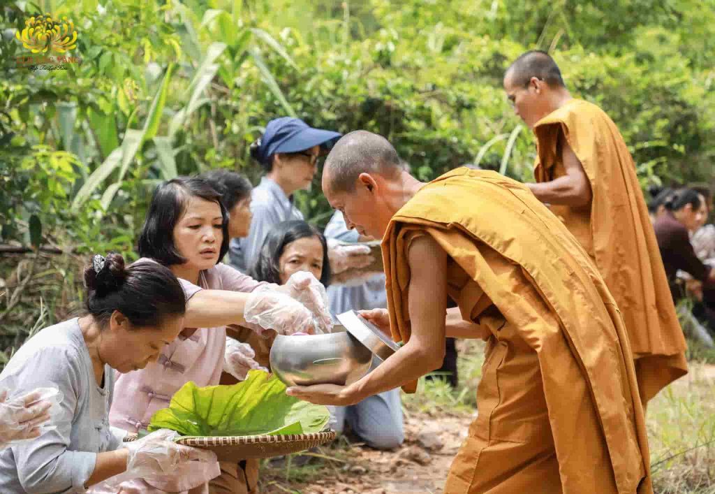 Người đệ tử Phật nên biết cúng dường Tam Bảo để tích lũy công đức, phước báu