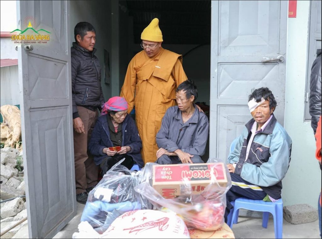 Thầy Thích Trúc Thái Minh tới thăm và tặng quà cho những gia đình có hoàn cảnh khó khăn