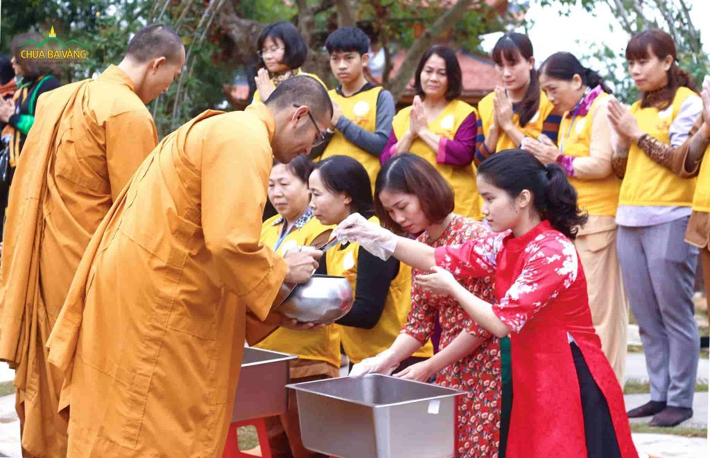 Đi chùa lễ Phật, cúng dường Tam Bảo giúp chúng ta tăng trưởng phước báu, sinh ra phúc lộc