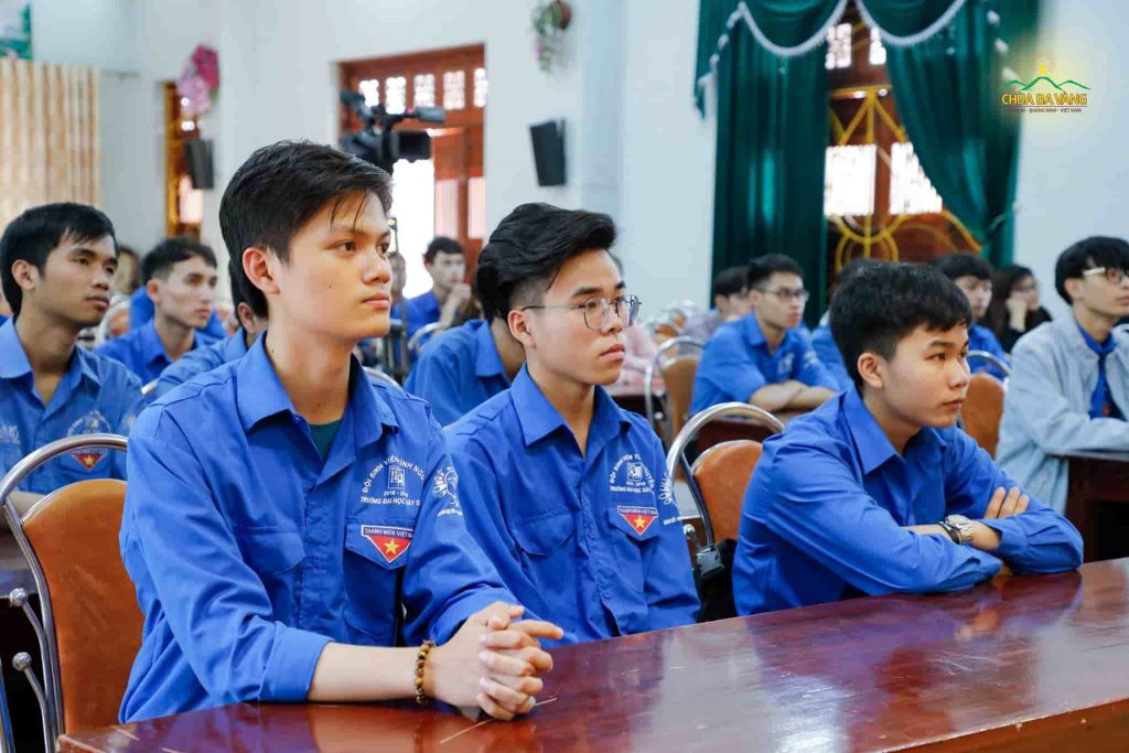 Bạn Sơn (bên trái, ngoài cùng) - sinh viên năm 2 trường Đại học Xây dựng chăm chú lắng nghe trong buổi chia sẻ của Sư Phụ Thích Trúc Thái Minh