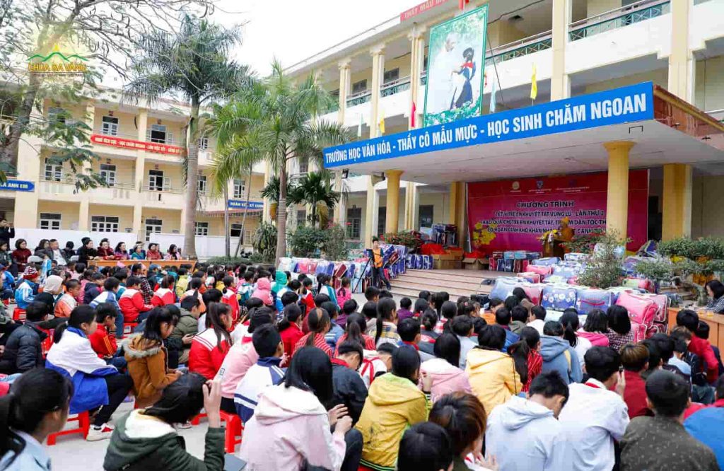 Sư Phụ Thích Trúc Thái Minh phát biểu trong chương trình trao quà cho trẻ em khuyết tật, trẻ em vùng cao