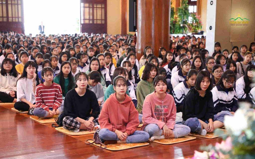 Các bạn học sinh chăm chú lắng nghe Thầy giảng về hiếu đạo