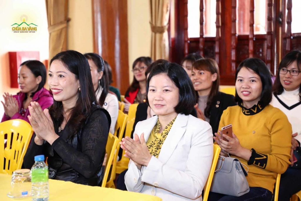 Các thầy cô của trường THPT Phạm Văn Nghị vô cùng hoan hỷ khi được đưa các em học sinh về chùa và lắng nghe bài giảng của Sư Phụ Thích Trúc Thái Minh