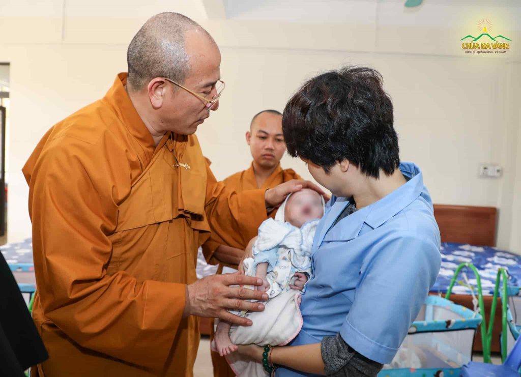Sư Phụ Thích Trúc Thái Minh cùng chư Tăng, Phật tử chùa Ba Vàng đến thăm và trao quà Tết cho các em nhỏ tại nơi Cơ sở Bảo trợ chăm sóc trẻ em có hoàn cảnh đặc biệt Quảng Ninh