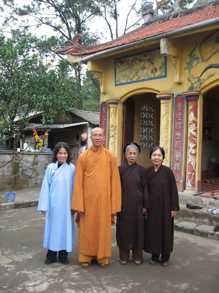 Sư Phụ cùng một số Phật tử ở chùa cũ