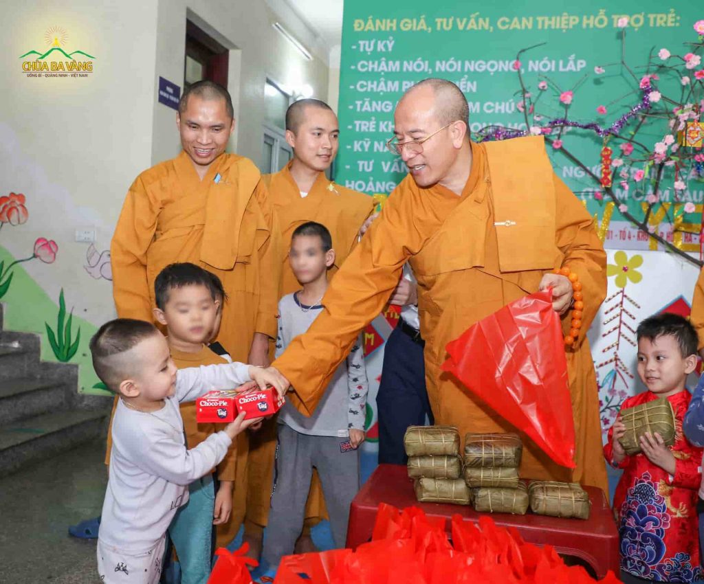 Sư Phụ Thích Trúc Thái Minh trao quà Tết cho các trẻ em tự kỉ tại Trung tâm nghiên cứu tham vấn và hỗ trợ tâm lý Hải Hà