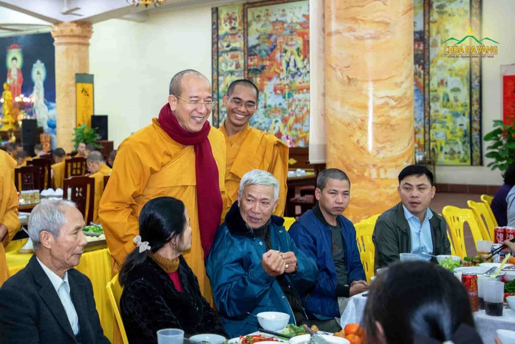Sau buổi gặp mặt, Sư Phụ cùng các Phật tử đã có bữa cơm thân mật cùng nhau