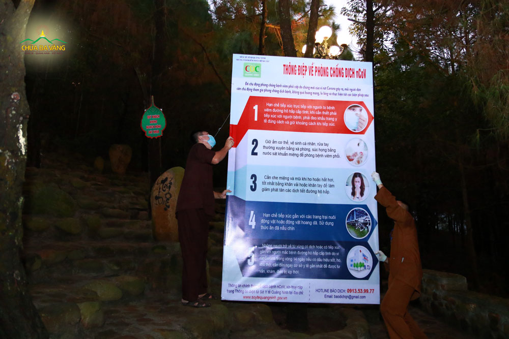 Các bảng thông điệp về phòng chống dịch virus Corona được đặt ở khắp các điểm thăm quan của chùa Ba Vàng để du khách dễ dàng nhìn thấy