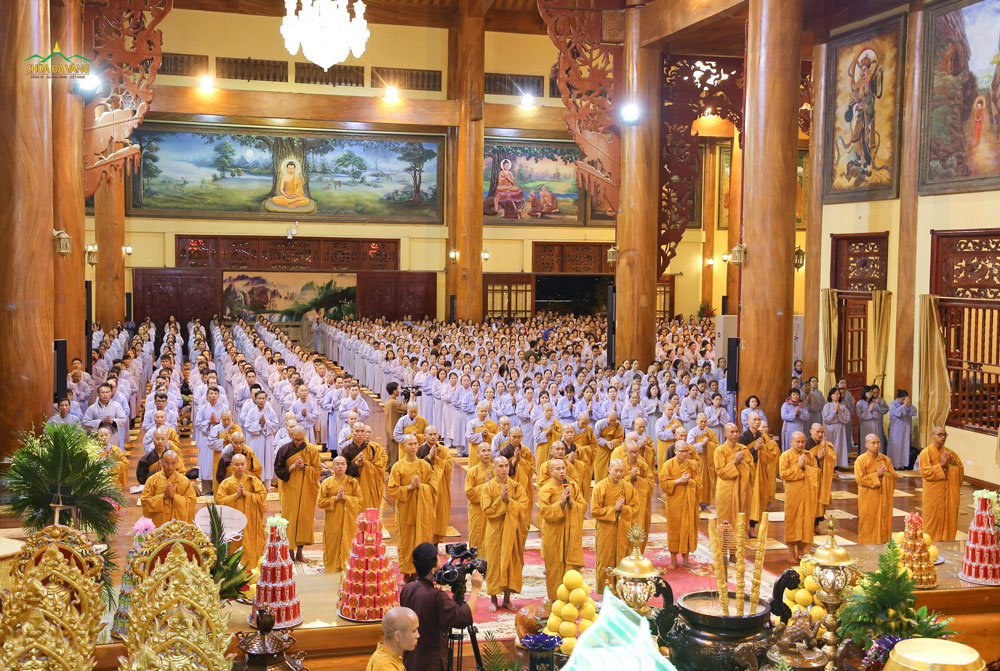 Tụng kinh sám hối là thời khóa diễn ra hàng ngày tại chùa Ba Vàng