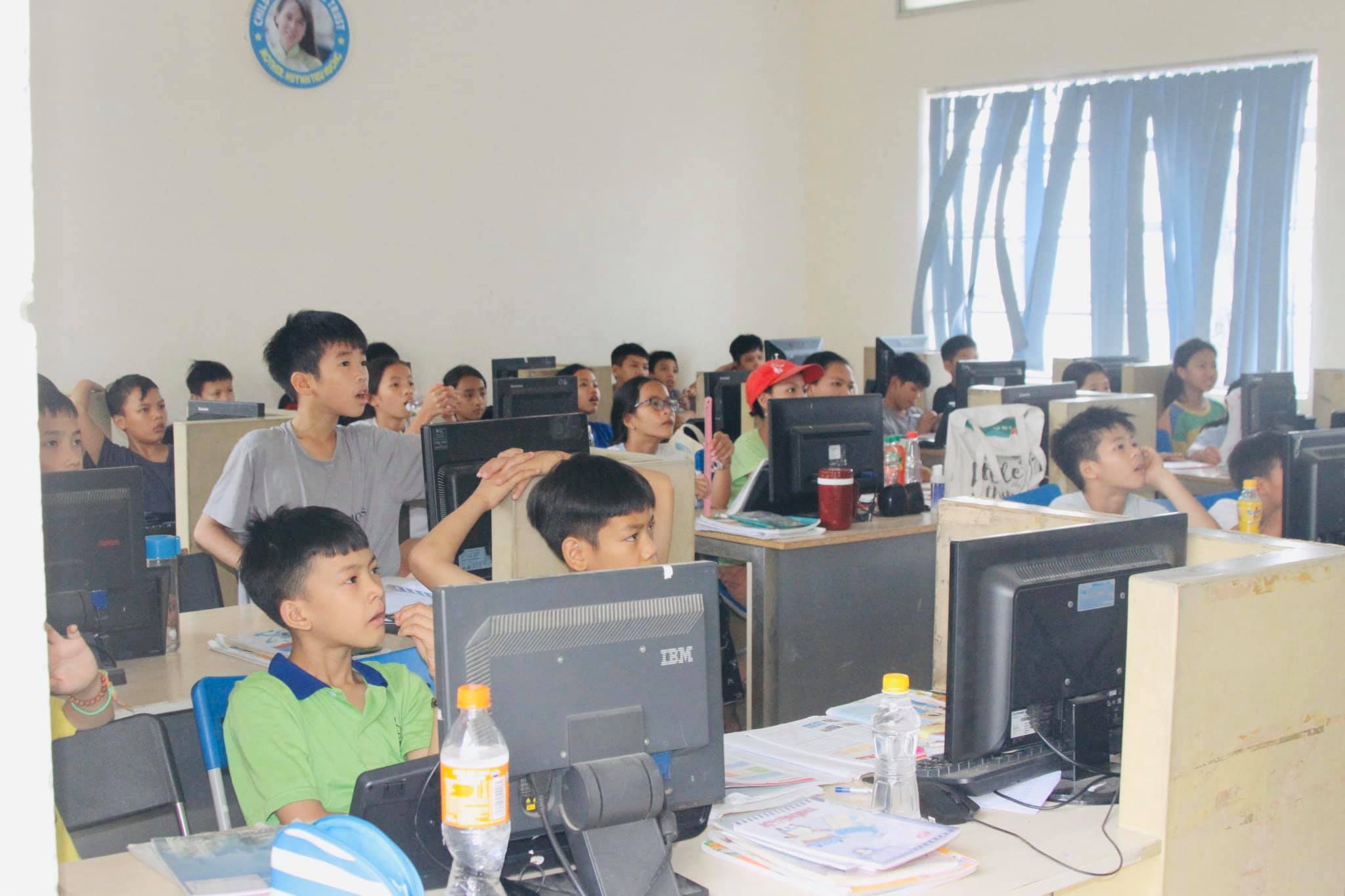 Vì dịch bệnh COVID-19 mà các bé trong Trung tâm Nhân đạo Quê Hương không thể đến trường, tuy nhiên các bé đã được học tập online ngay tại mái nhà chung của mình bằng những thiết bị mua được từ sự giúp đỡ, sẻ chia của Sư Phụ Thích Trúc Thái Minh
