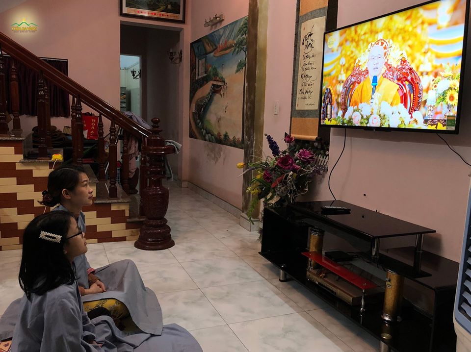 Phật tử nhí Vũ Thị Khánh Ly cùng mẹ chăm chú lắng nghe Sư Phụ Thích Trúc Thái Minh giảng Pháp trực tuyến