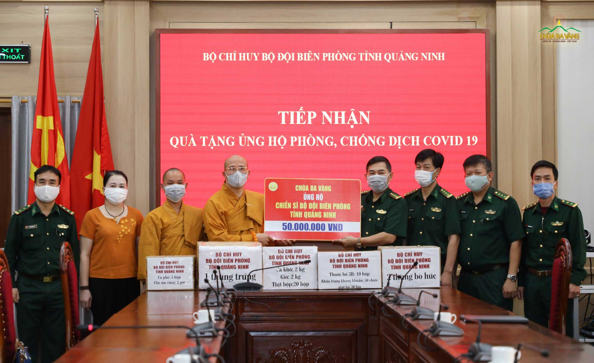 Sư Phụ Thích Trúc Thái Minh và đại diện chư Tăng, Phật tử chùa Ba Vàng đã trao tặng Bộ Chỉ huy Bộ đội Biên phòng tỉnh Quảng Ninh và trao tặng 50.000.000 VNĐ (Năm mươi triệu đồng) cùng các nhu yếu phẩm cần thiết