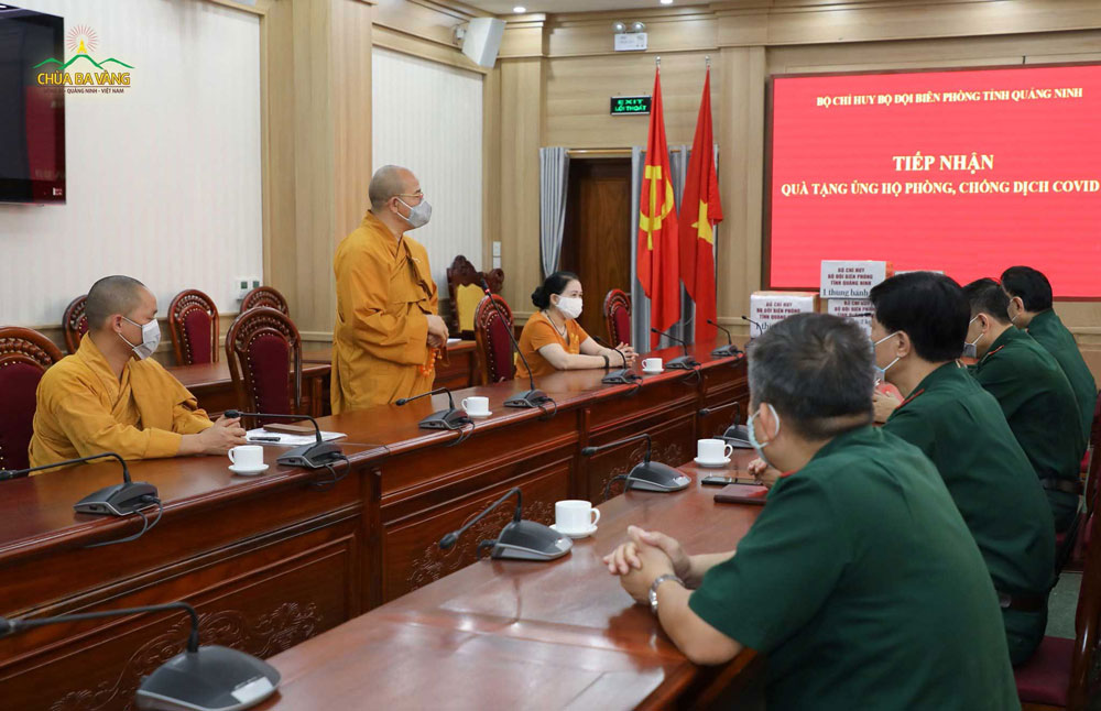 Thay mặt cho Tăng Ni, Phật tử chùa Ba Vàng, Sư Phụ Thích Trúc Thái Minh đã gửi lời chúc sức khỏe, bình an tới các cán bộ chiến sĩ Bộ đội Biên phòng tỉnh Quảng Ninh