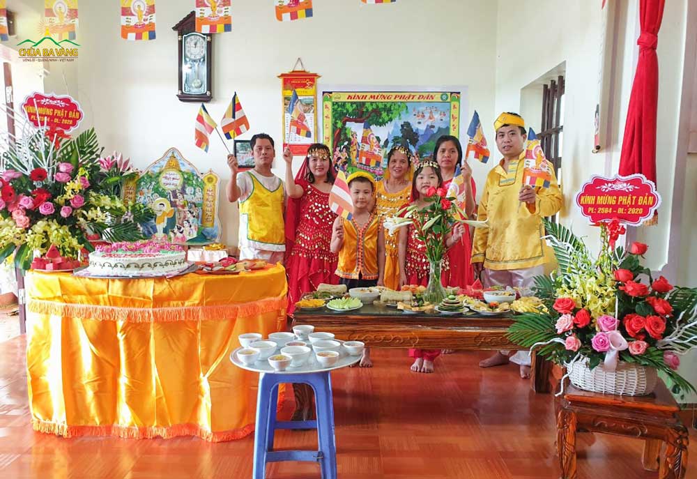 Các Phật tử trong CLB Cúc Vàng - Tập Tu Lục Hòa đã tổ chức lễ Phật đản tại nhà để bày tỏ sự biết ơn tới sự ra đời của Đức Phật