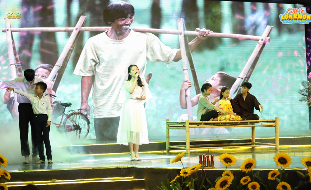 Quán quân giọng hát Việt nhí 2017 - ca sĩ Dương Ngọc Ánh biểu diễn trong lễ khai mạc khóa tu mùa hè chùa Ba Vàng