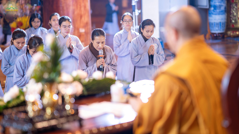 Cô chủ nhiệm CLB Cúc Vàng - Tập Tu Lục Hòa thay mặt các Phật tử xa xứ dâng lời tác bạch lên Sư Phụ