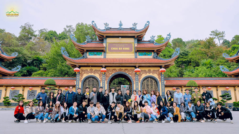 Phái đoàn cùng chụp ảnh kỉ niệm tại cổng Tam Quan Ngoại của chùa Ba Vàng