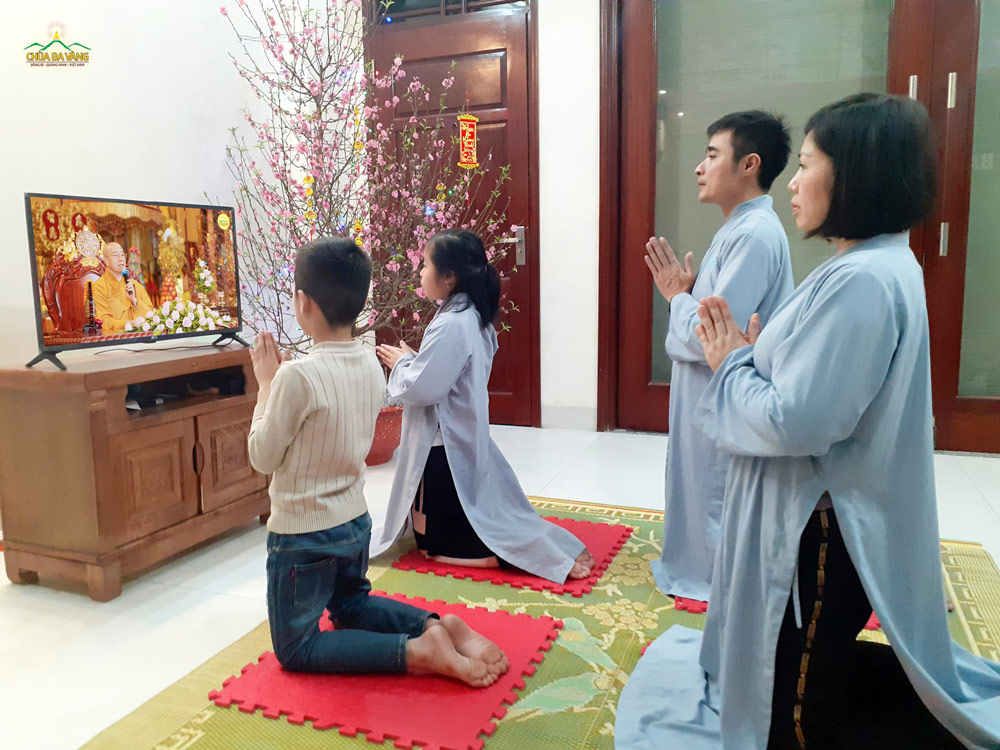 Các Phật tử tham gia và theo dõi buổi lễ tạ Pháp tại nhà