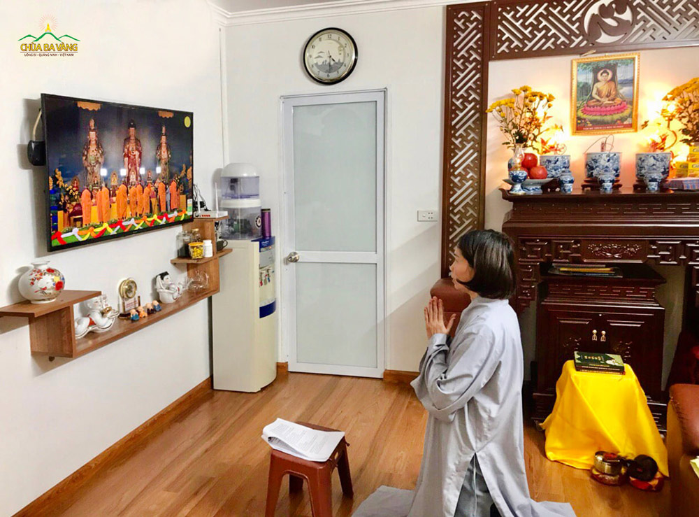 Các Phật tử trang nghiêm tham dự buổi lễ khai đàn Dược Sư tại nhà