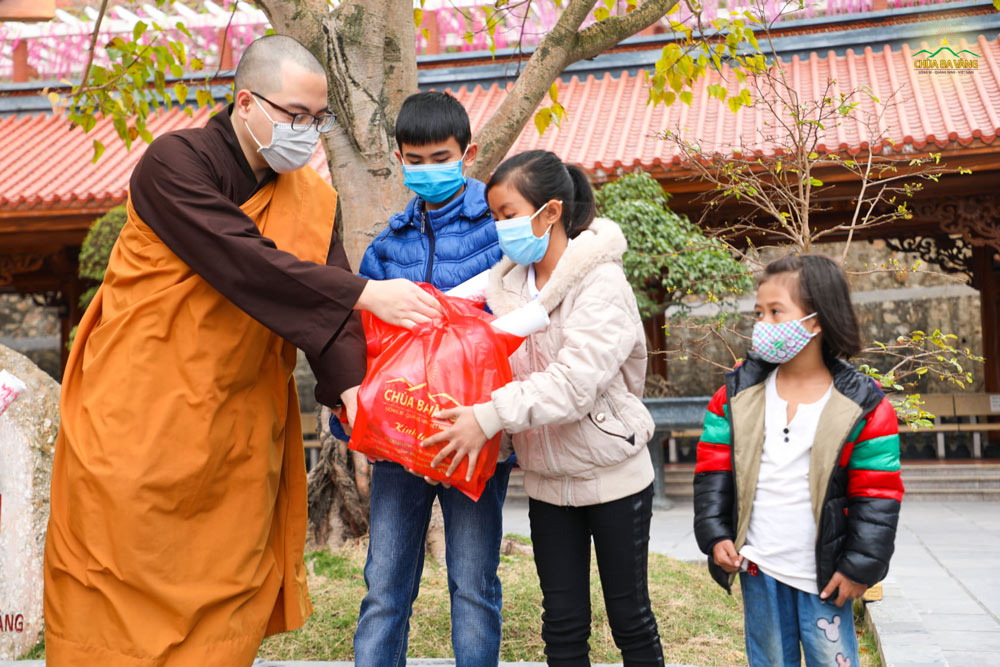 Tại chùa Ba Vàng, chư Tăng trao quà cho học sinh nghèo vượt khó phường Thanh Sơn